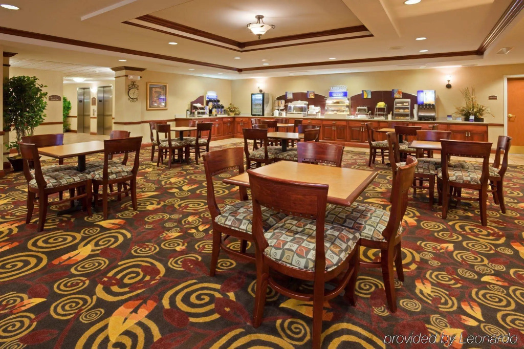 Holiday Inn Express & Suites Mitchell by IHG