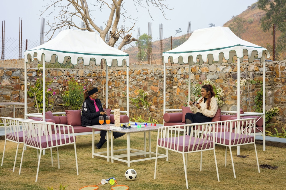 ELIVAAS Amber Royale 3 BHK with Pvt Pool