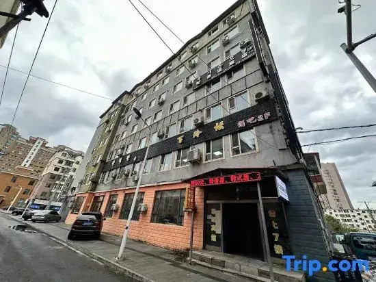Genting·Net Red Light Luxury Homestay (Yanji Yanbian University Net Red Wall Store)