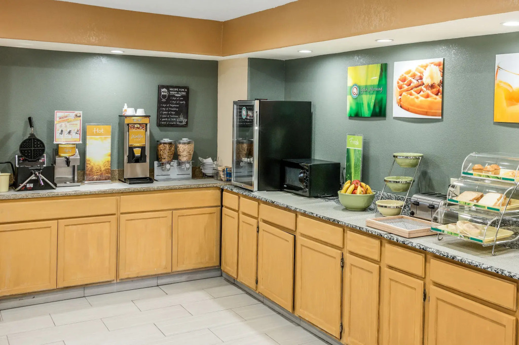 Desert Sands Inn & Suites