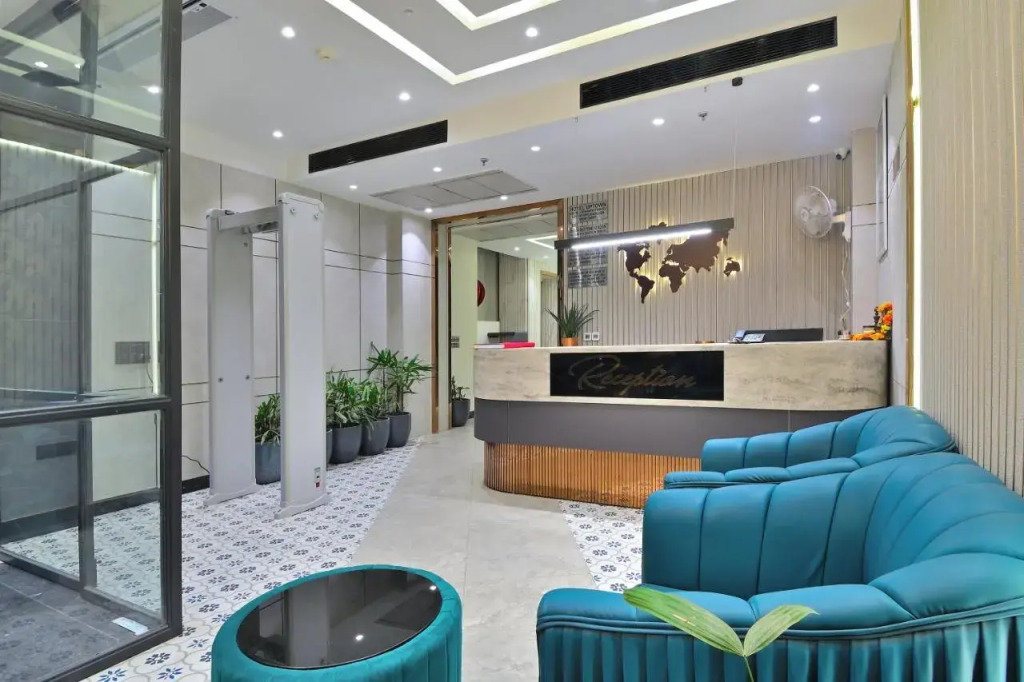 HOTEL UPTOWN - Luxury Restaurant & Rooftop Near Connaught Place