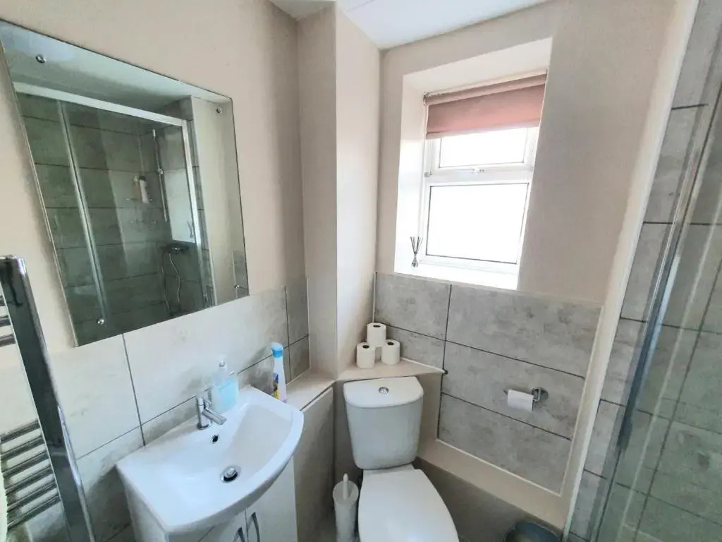 Wentworth Apartment with 2 bedrooms, Superfast Wi-Fi and private parking