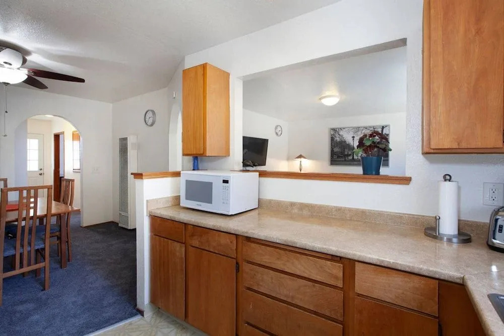 Convenient 2 bedroom, walk to Bart, 10 min to Berkeley