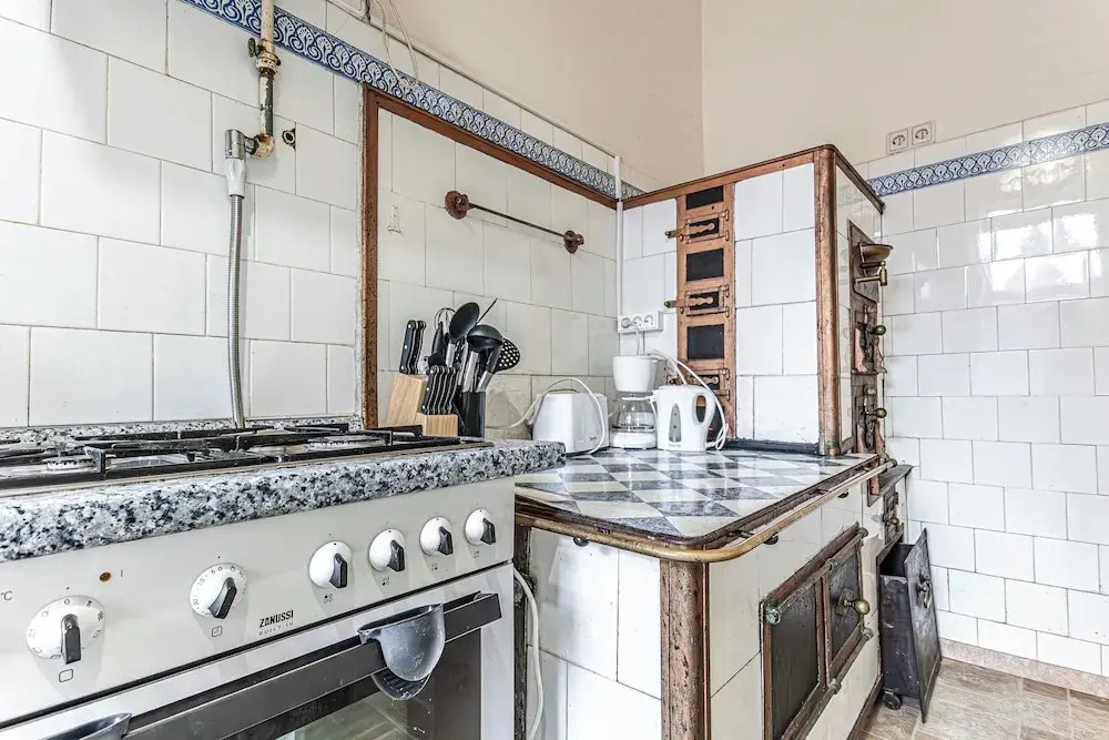 4 Apartments Near AKH Hospital Sleeps 19