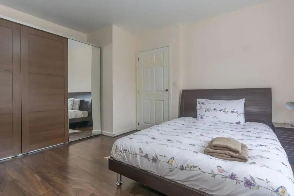 BrumStay UK - 4 Bed House with Garden, Parking and Fibre Broadband with speed upto 250mbps