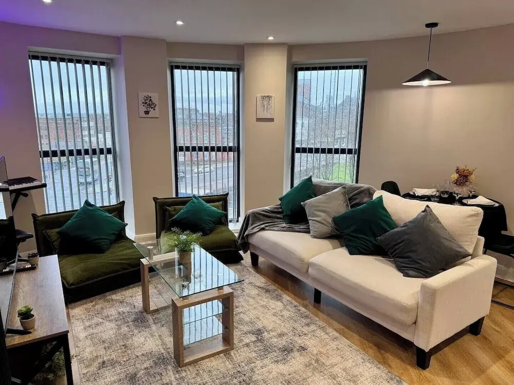 Modern City Apartment - Sleeps 4 & Walk to Arena