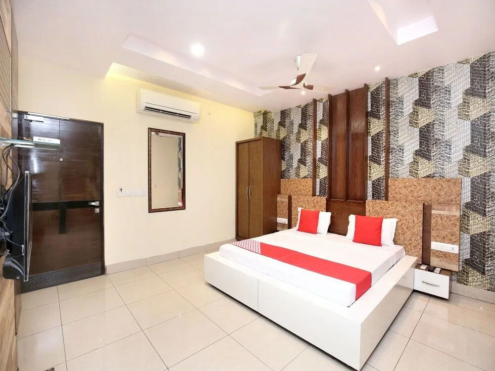 OYO 16827 Hotel Grand M Lajjo