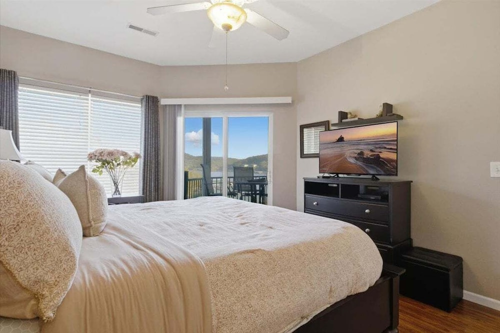 Lakefront Condo w/ 3 Pools, Boat Slip & Patio Views at 13mm of the BIg Niangua