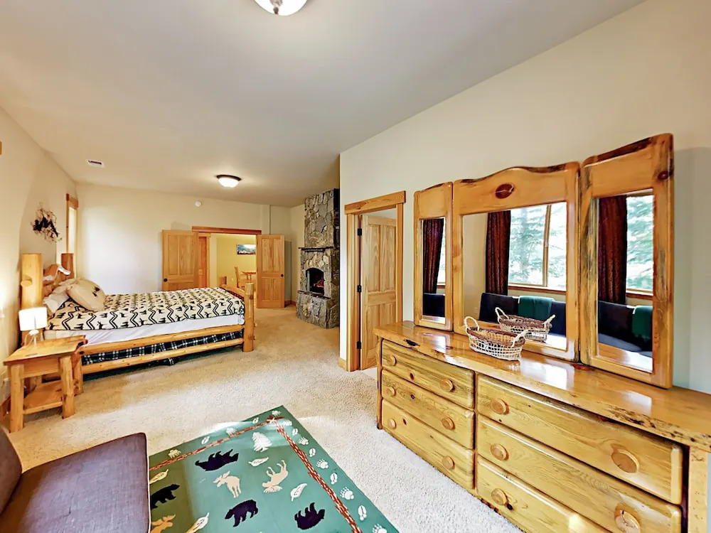 Big 5br W/ 2 Sunny Decks + Rec Center Access 5 Bedroom Home