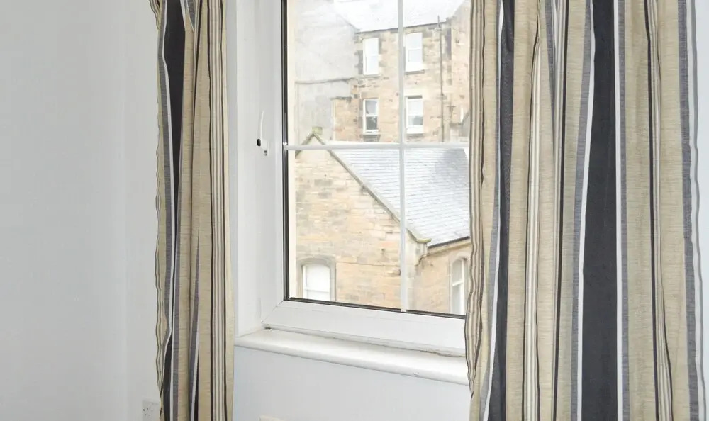 Bright 2 Bedroom Apartment With Parking in Edinburgh