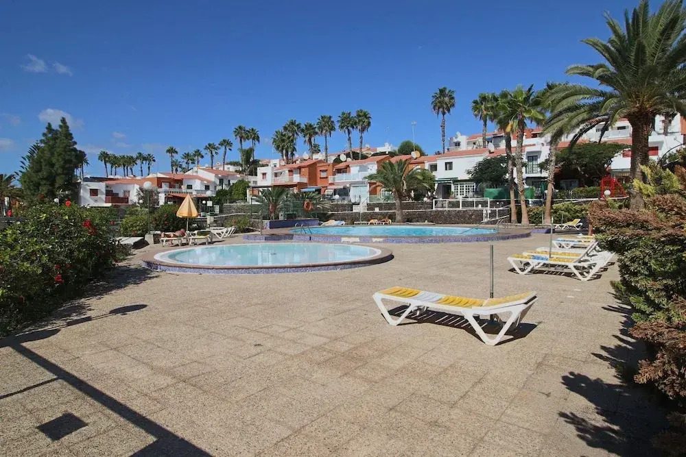 Nice house with heated pool and tennis course