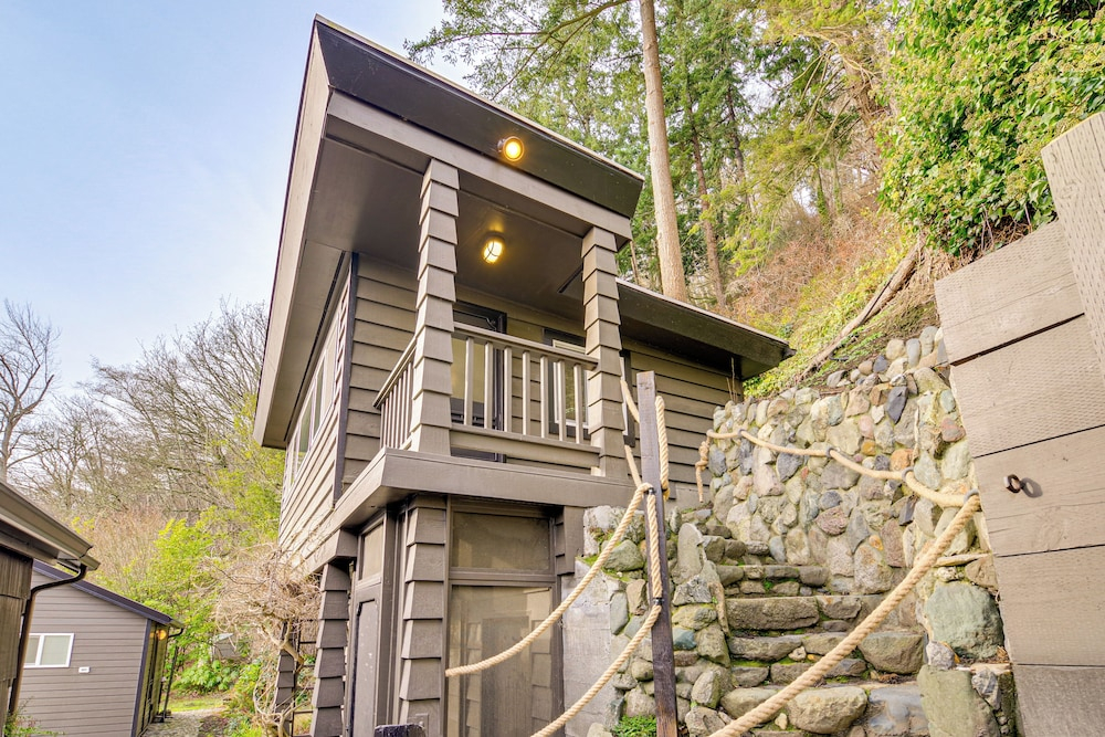 Private Beach & Views! Family Retreat in Freeland