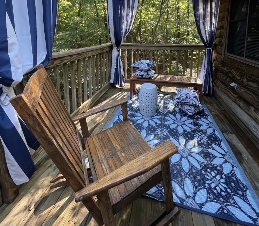 One bedroom, one bath log-sided cottage with private hot tub on Lake Ouachita. by RedAwning
