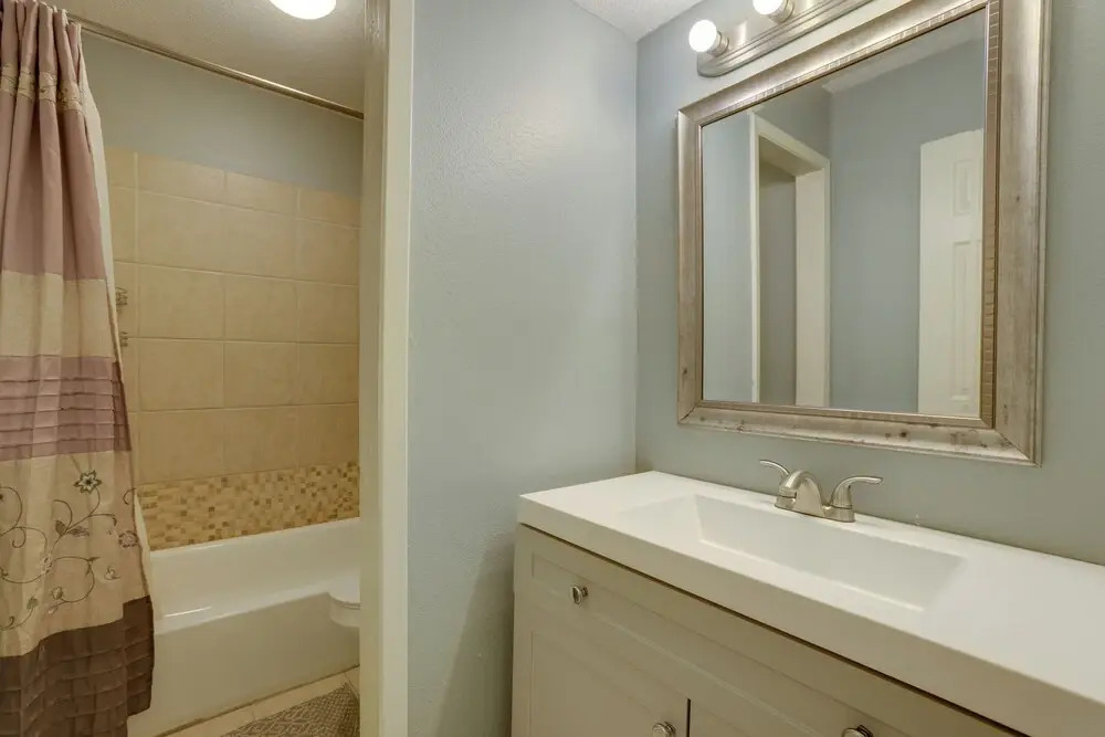 Pets Welcome! Humble Townhome 4 Mi to Airport