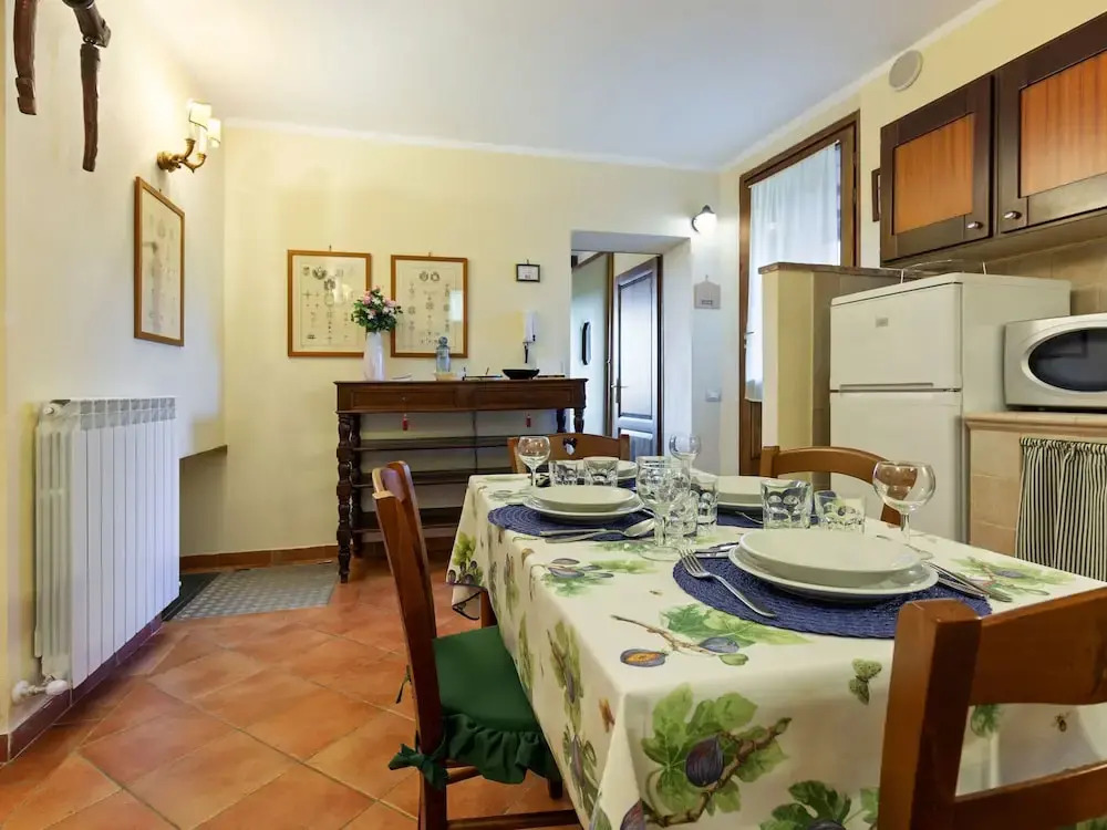 Quaint Holiday Home in Siena with Hot Tub