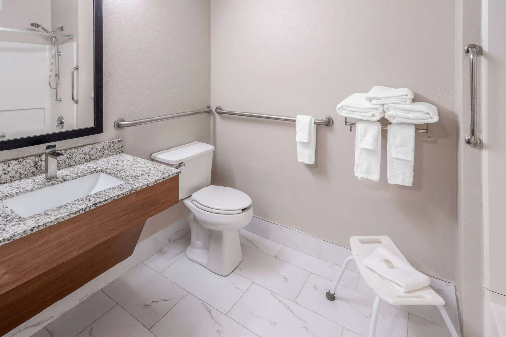 Days Inn & Suites by Wyndham Greeley