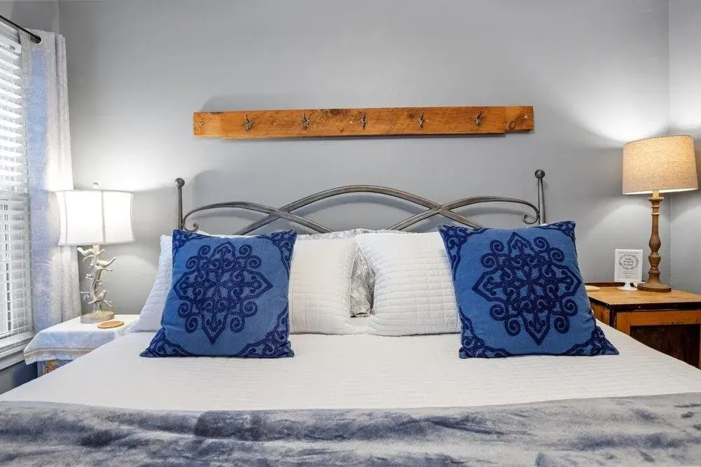 Lovebirds Getaway 3 Bedroom Home by RedAwning