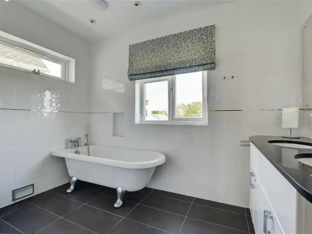 Luxurious,detached Holiday Home With Three Bathrooms and Parking