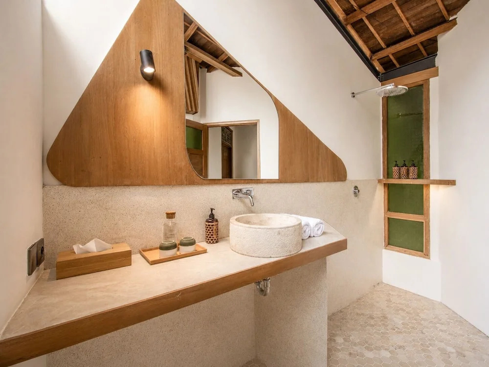 Modern 2-BR Art Deco Villa, 800m from the Beach