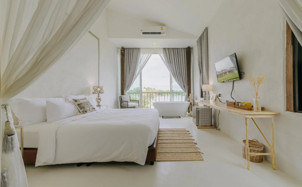 White Wall Riverfront Hotel