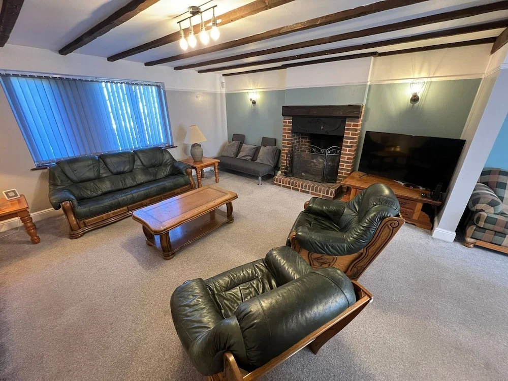 A Village Tranquil Modern Tudor House sea Views