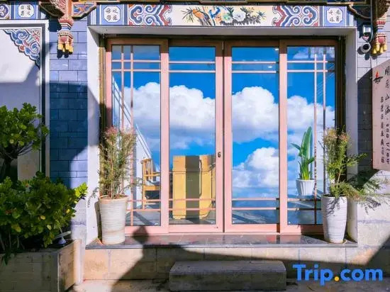 Dali Bright Moon Over Mountains & Sea · Sea View Garden Resort Guesthouse