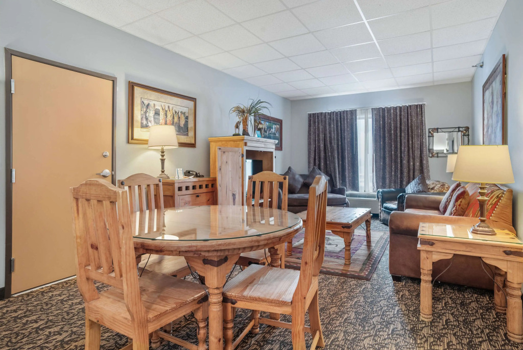 Elevation Inn & Suites, Trademark Collection by Wyndham Downtown Rapid City- Walking Distance To The Monument