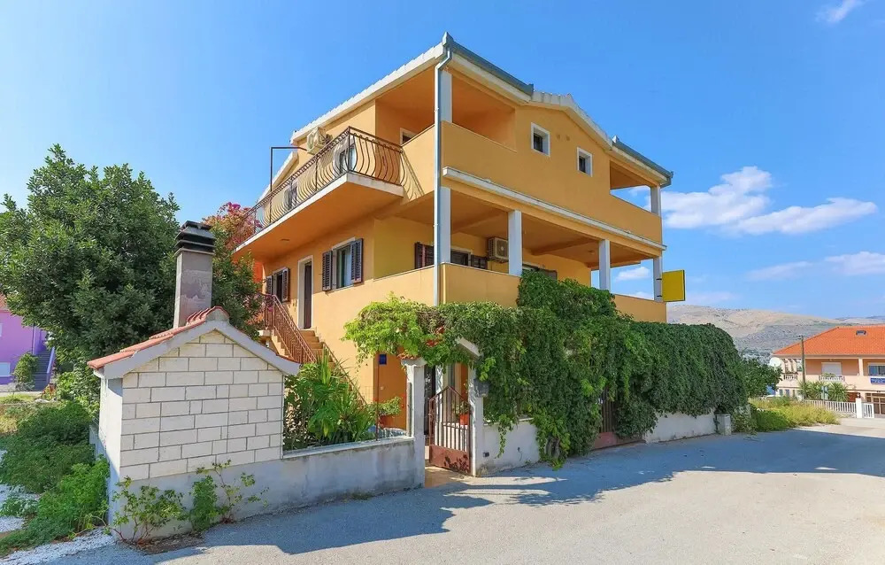 Stunning Apartment in Okrug Donji With 2 Bedrooms and Wifi