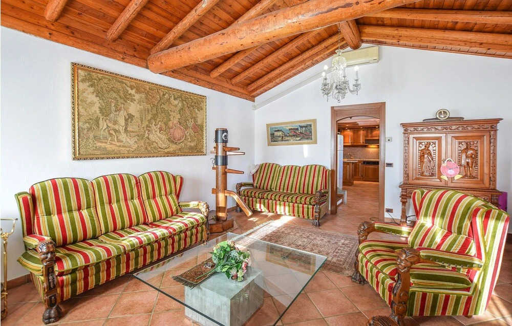 2 Bedroom Stunning Home In Luino