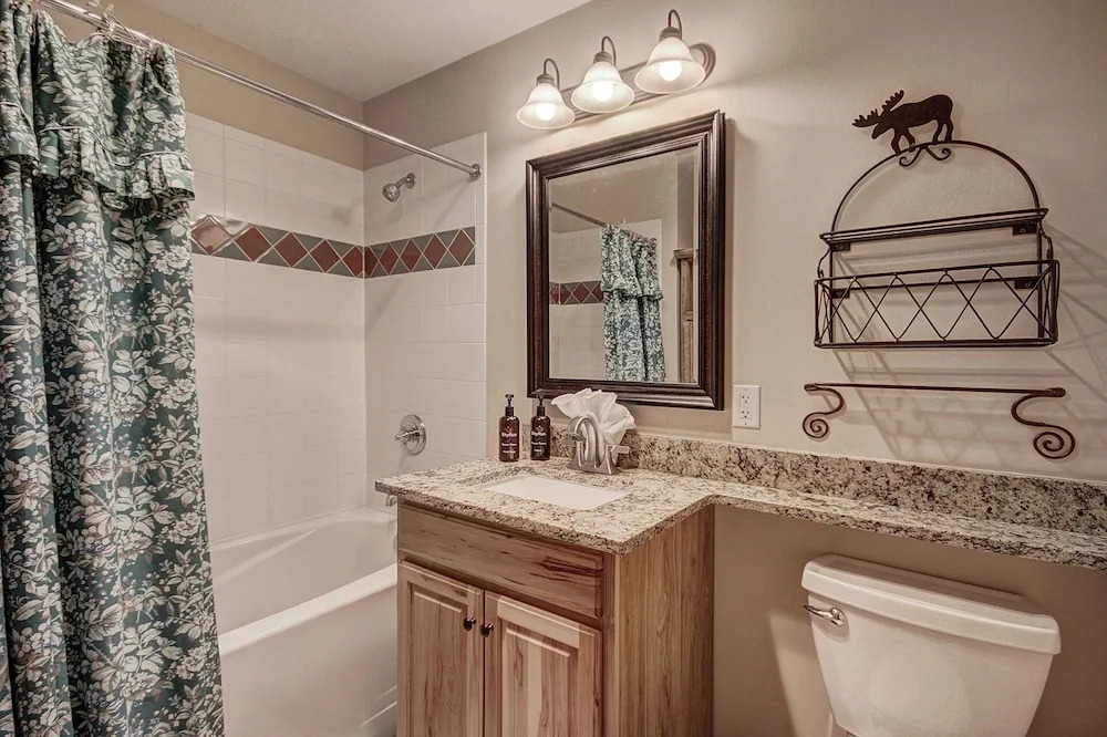 Taylors Crossing In The Heart Of Copper Center Village - Short Walk to American Eagle/American Flyer - TX312 by RedAwning