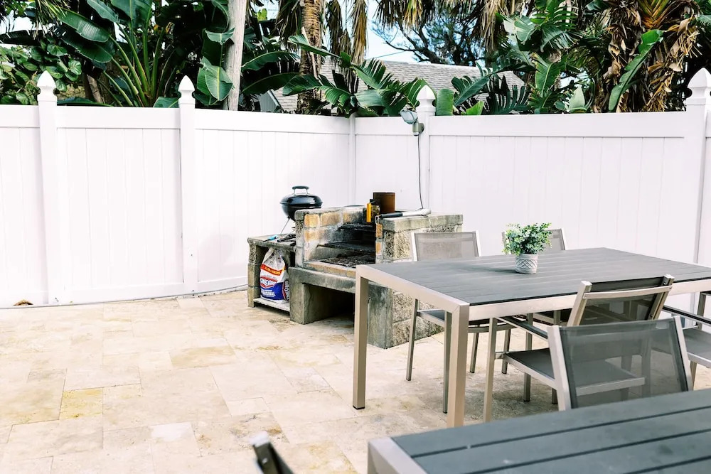 Beachside Gardens Apartments By Lowkl