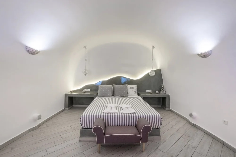 Fira-Cave-Sleeps 13-Parking-Pool-Pet Friendly
