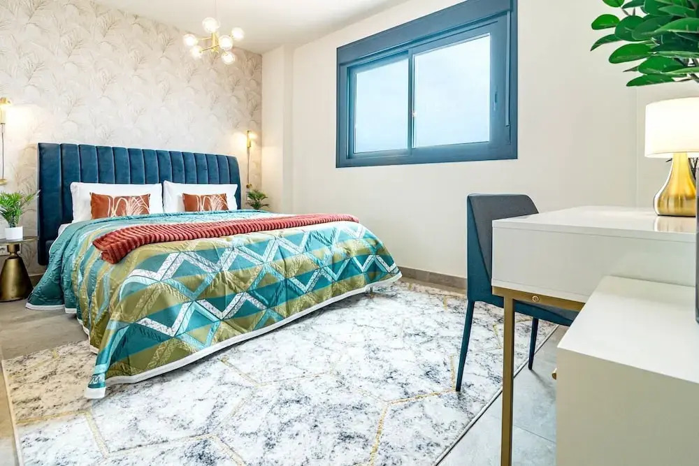 Inf2.5e- Tastefully Furnished Flat, Estepona Cente