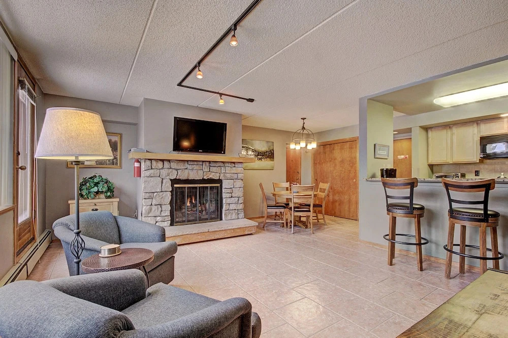 Spacious Condo in the Heart of Center Village - Pet Friendly - VS367 by Redawning