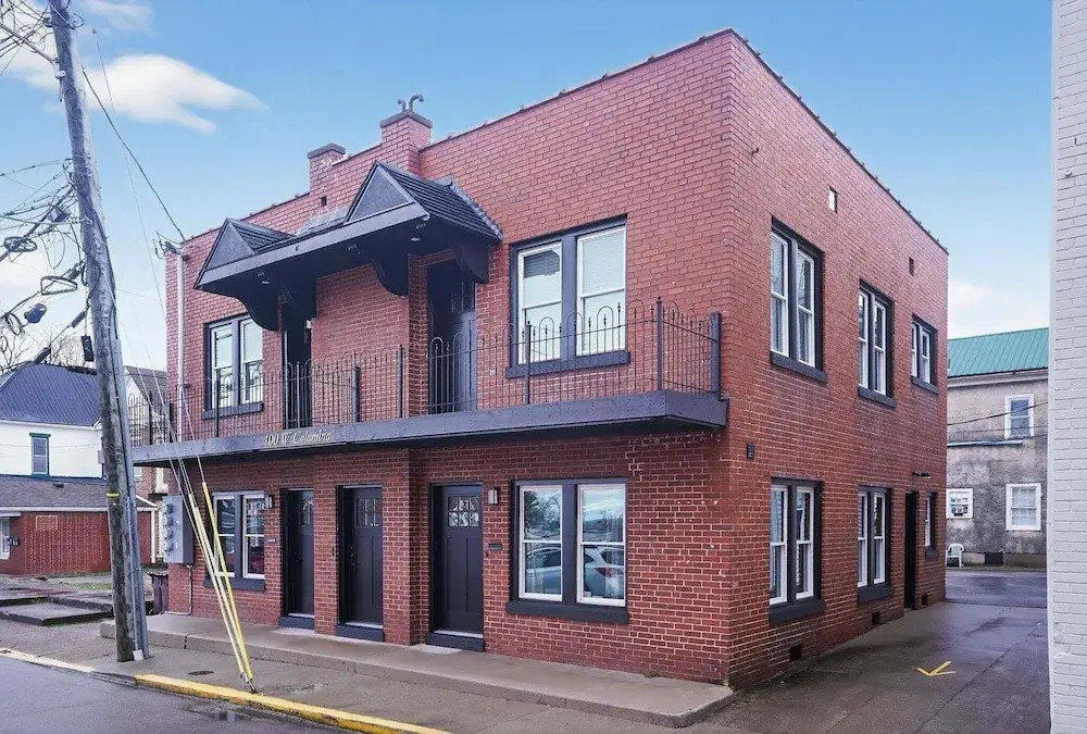 Historic 1920s Stay, Columbia House Unit A 1 Bedroom Apts