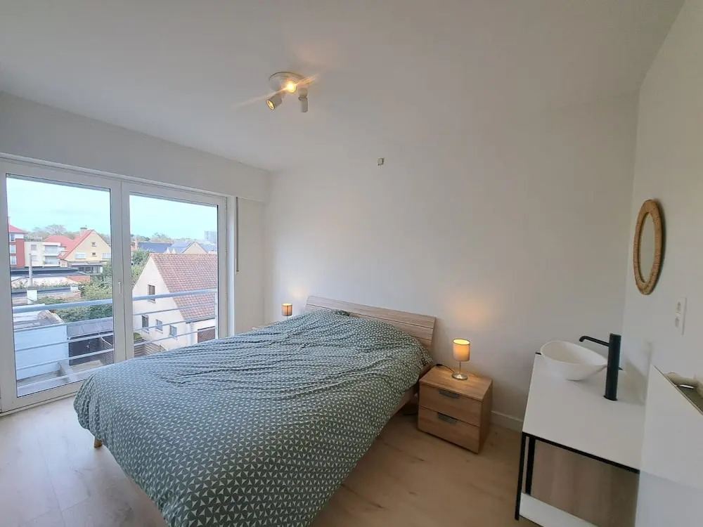 Bright 3-bedroom Flat by the Beach