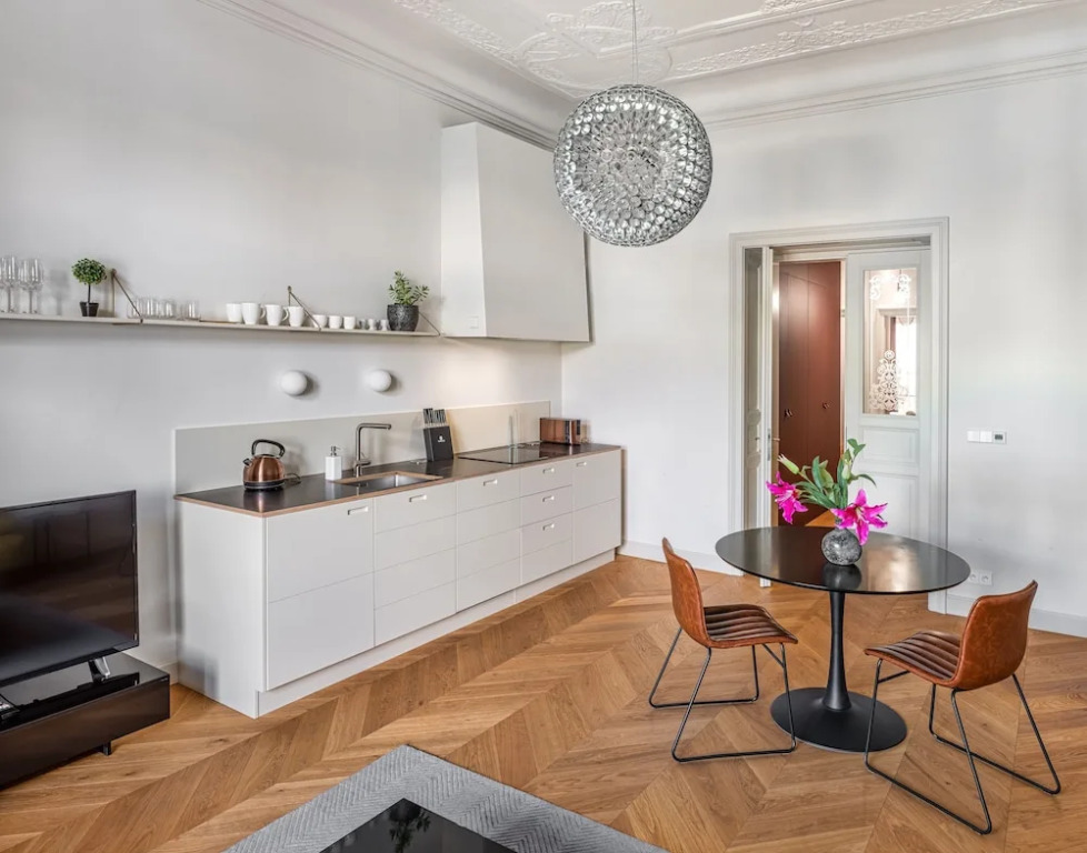 MN6 Luxury Suites by Adrez