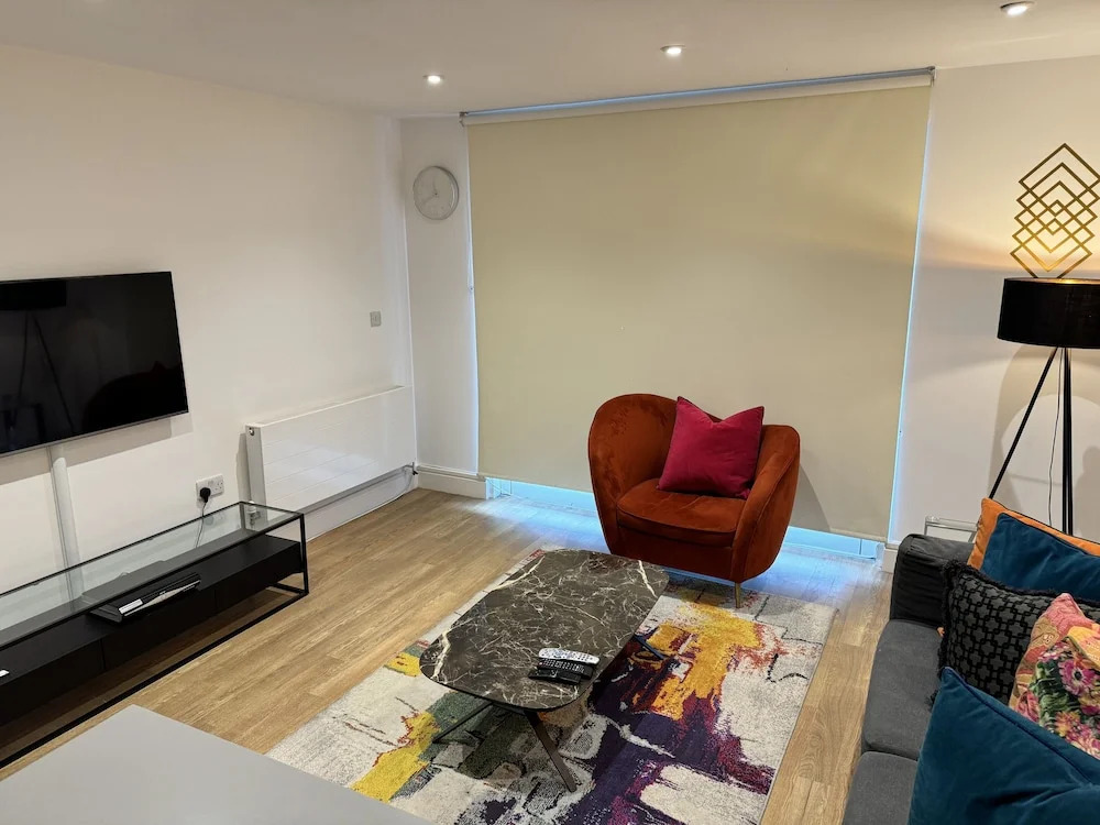 Stunning 2 Bed Apartment With Parking