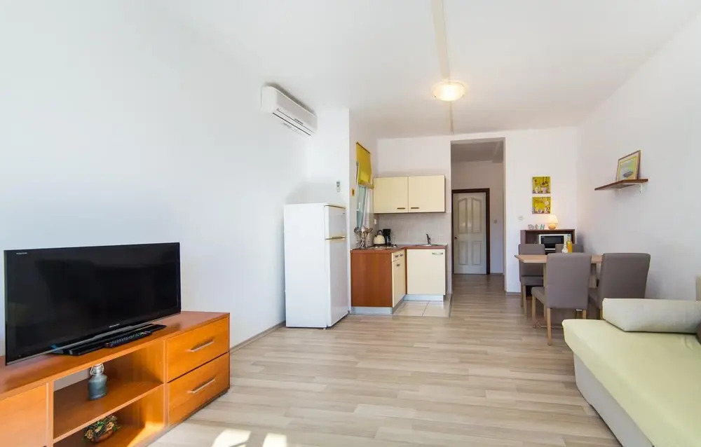 Nice Apartment in Brist With 1 Bedrooms and Wifi