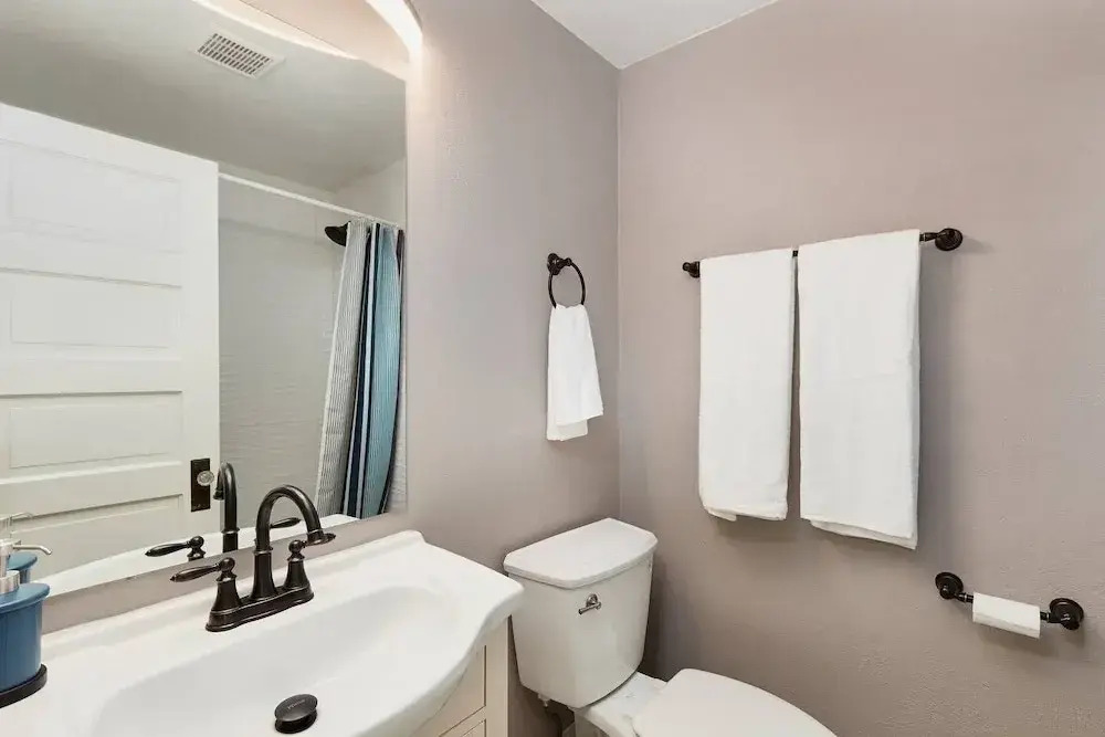 2BR Olympic Center Downtown