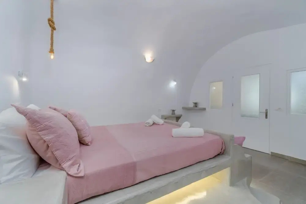 Fira-Cave-Sleeps 13-Parking-Pool-Pet Friendly