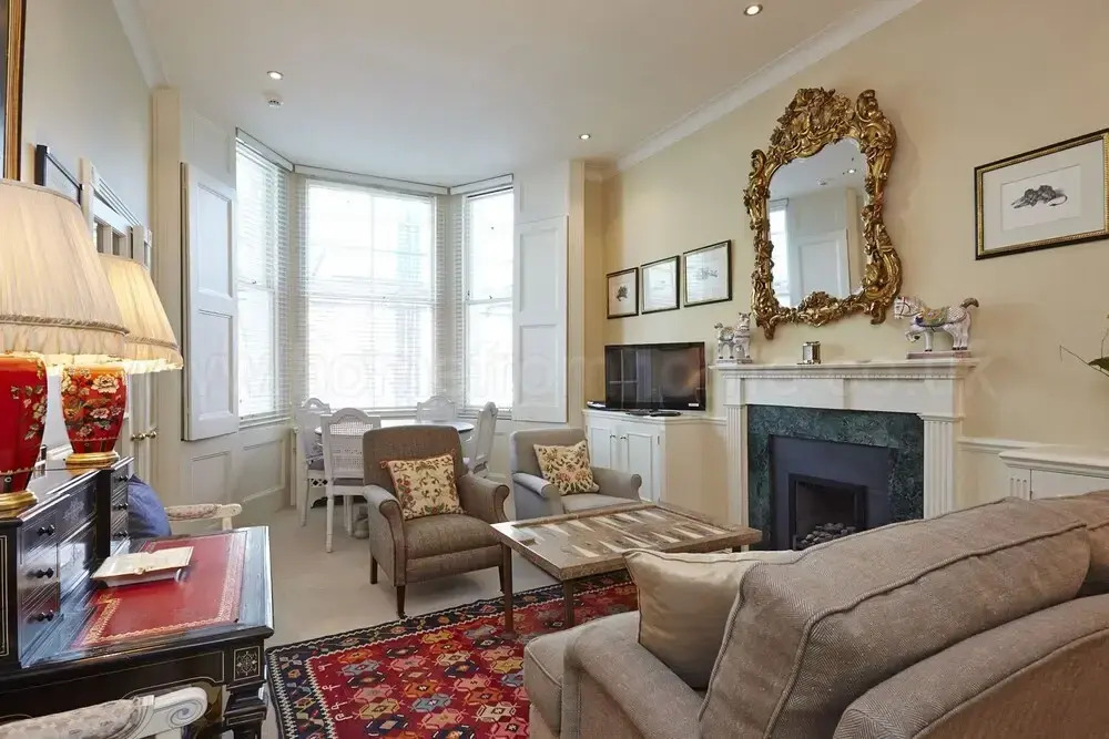 Kensington - Comfortable two bedroom ground floor property - 3 beds.