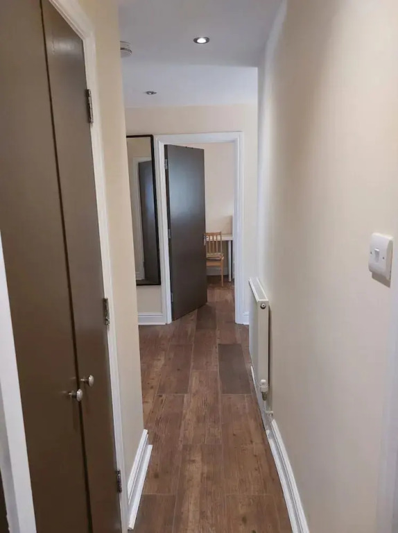 Spacious 3 Bedroom Apartment Near Camden With Balcony
