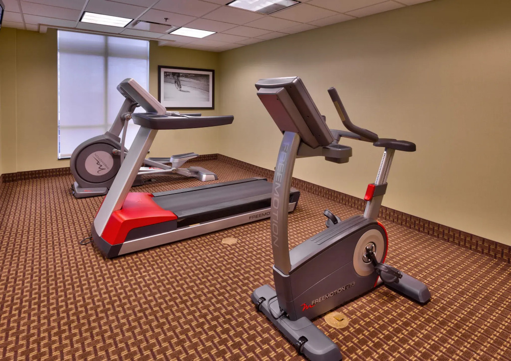 Holiday Inn Express & Suites Overland Park by IHG