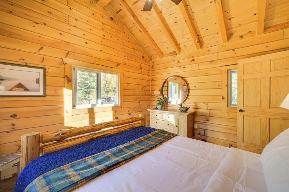 Northwoods Nature Escape! Lakefront Hayward Cabin
