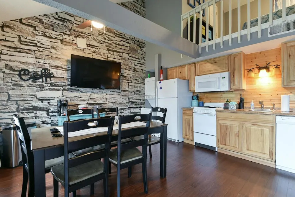 Memory Maker Condo - Great Location - Updated - Walk to Restaurant and Store!