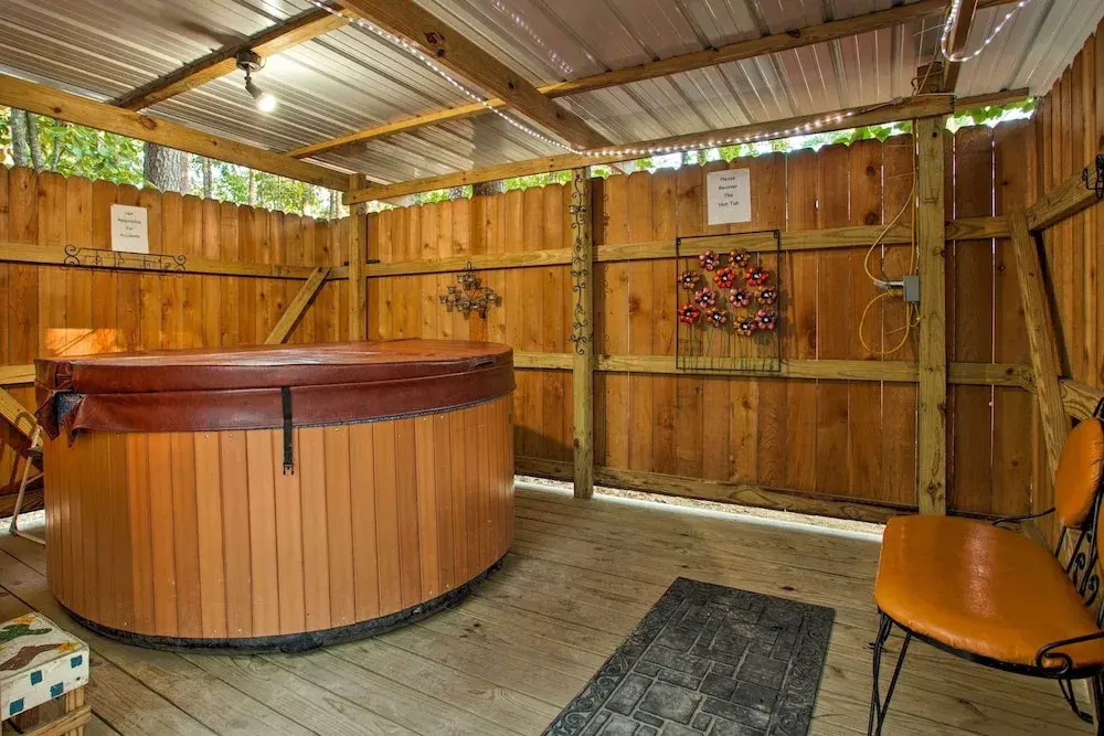 3 Mi to Broken Bow Lake: Cabin w/ Hot Tub & Deck!