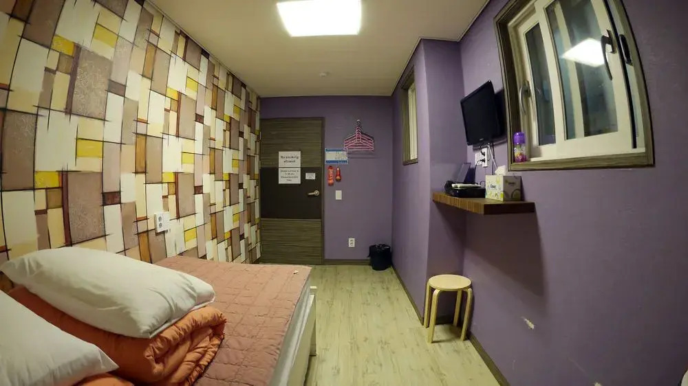 HI Guest House - Hostel