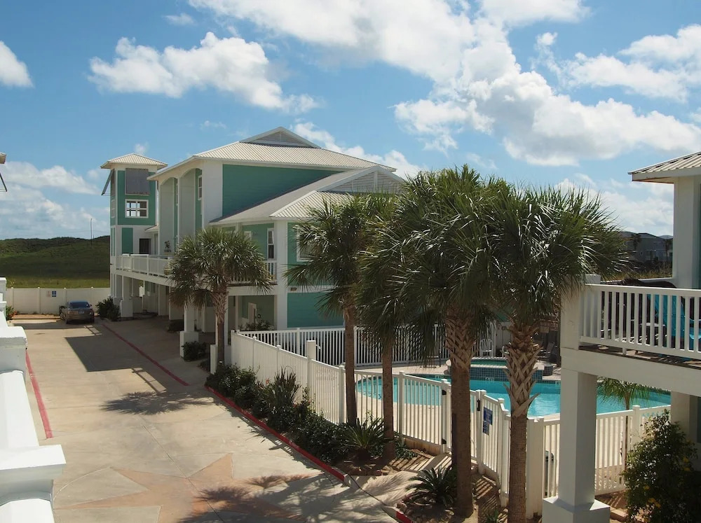 Cozy Palms MC4 3 Bedrooms 2.5 Bathrooms Condo