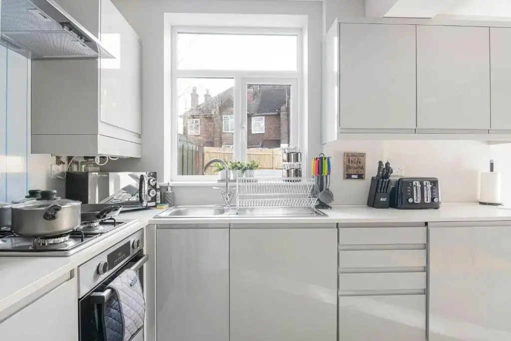 Spacious 3 Bed House, Netflix, Garden, Parking